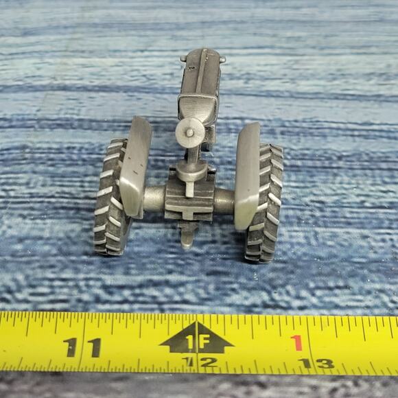 Vintage Speccast 1/64 scale Allis-Chalmers D-17 pewter display tractor - Picture 7 of 8